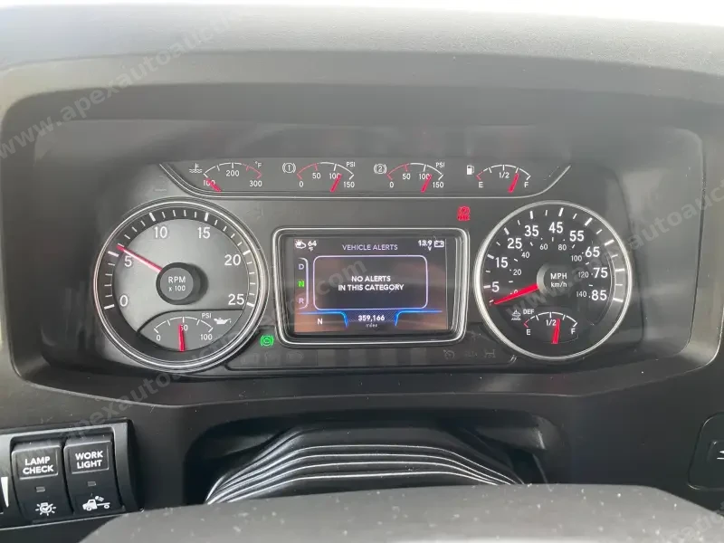 2018 International LT photo 13