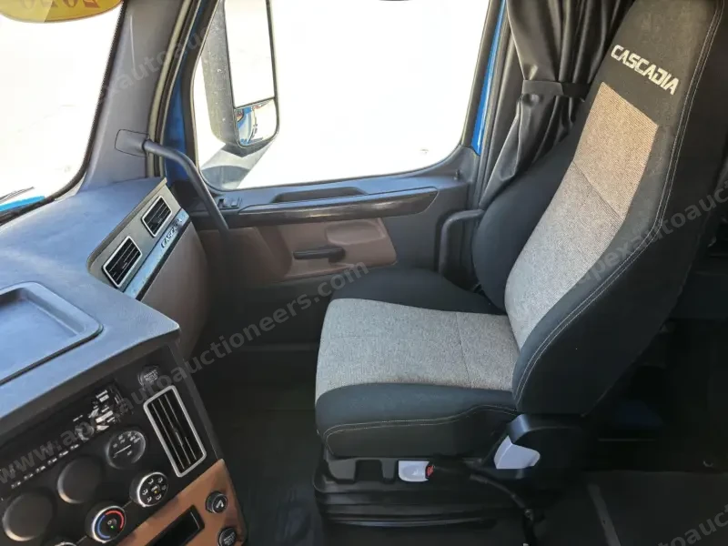2020 Freightliner Cascadia 126 photo 13
