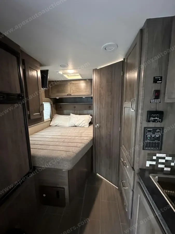 2018 Winnebago Spirit 25B photo 13