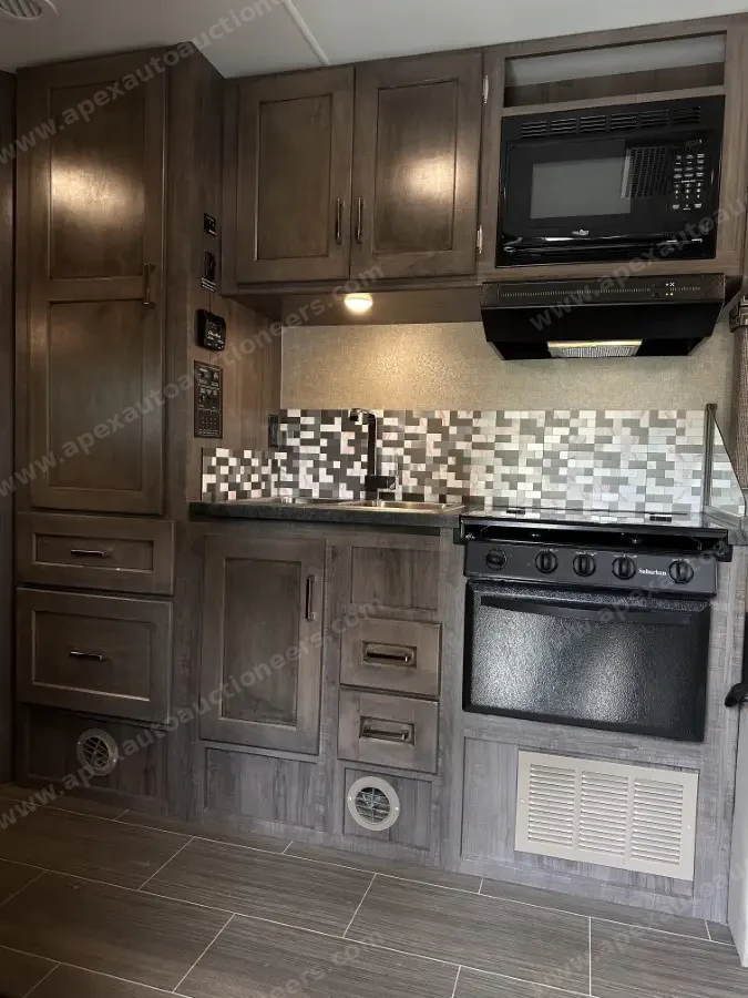 2018 Winnebago Spirit 25B photo 8