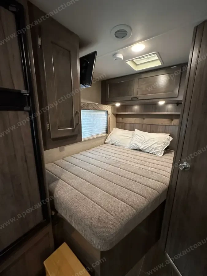 2018 Winnebago Spirit 25B photo 5