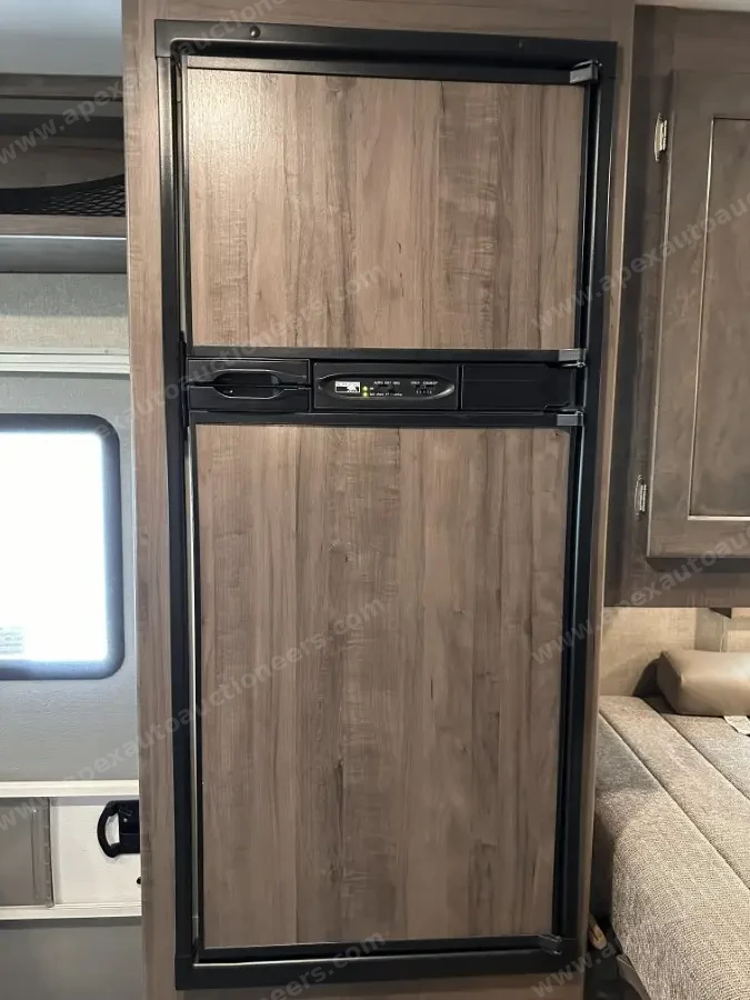 2018 Winnebago Spirit 25B photo 3