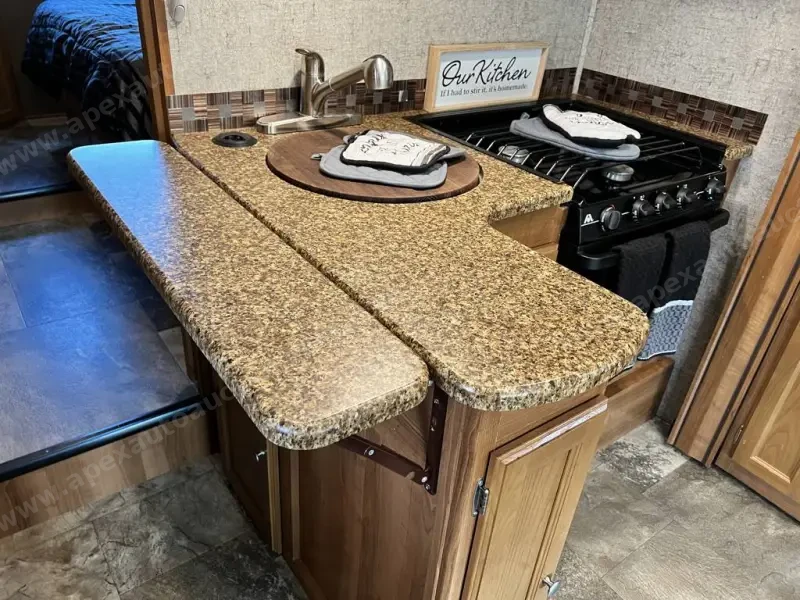 2019 Coachmen Leprechaun 260DS photo 9