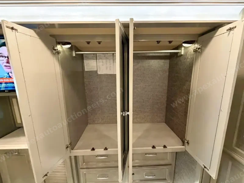 2020 Tiffin Phaeton 37BH photo 11