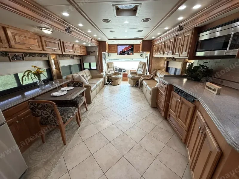 2011 Tiffin Phaeton 40QTH photo 6