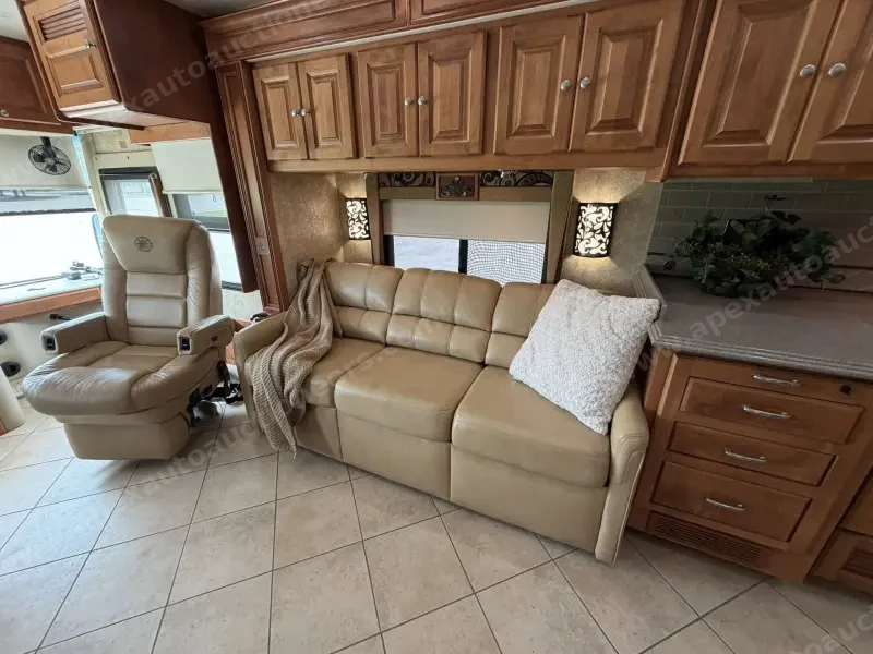 2011 Tiffin Phaeton 40QTH photo 8