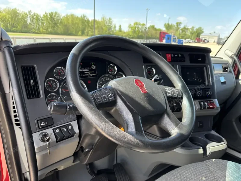2021 Kenworth T680 photo 12