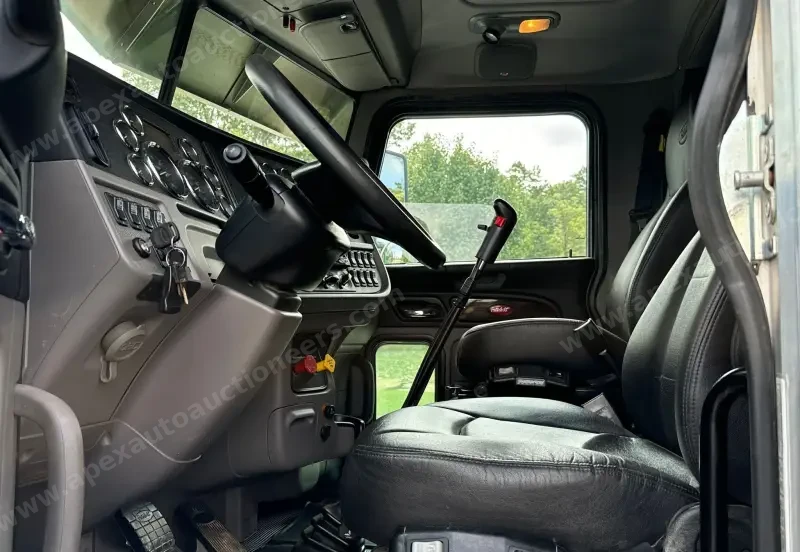 2021 Peterbilt 389 photo 32