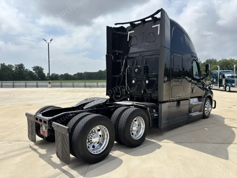 2021  Freightliner  CASCADIA 126 photo 23