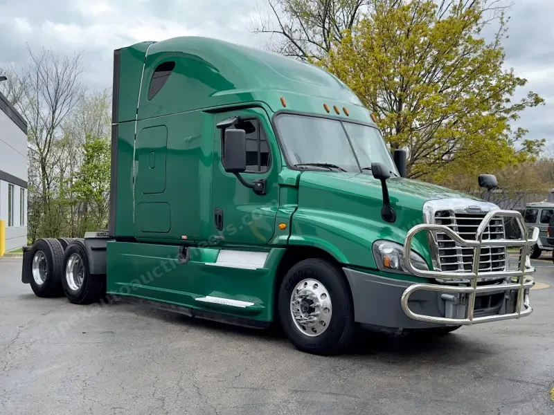 2018 Freightliner Cascadia 125 Evolution Sleeper photo 2