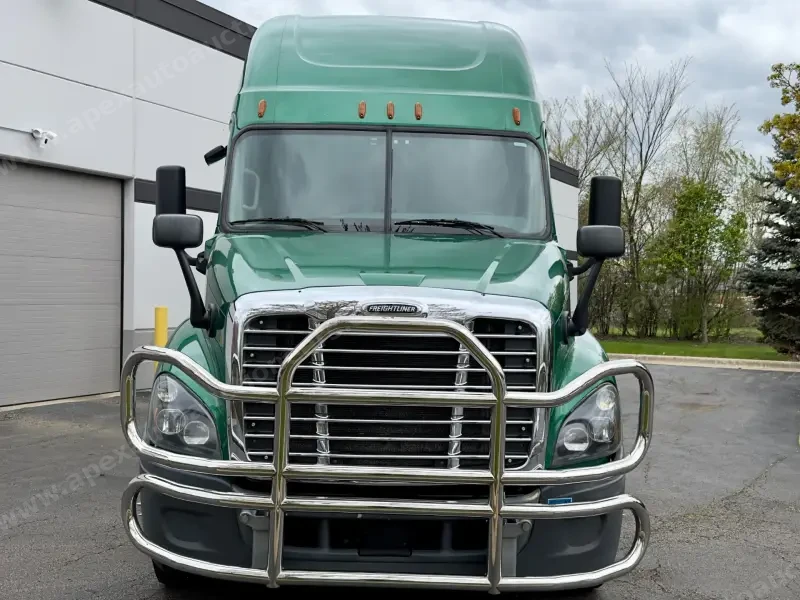 2018 Freightliner Cascadia 125 Evolution Sleeper photo 3