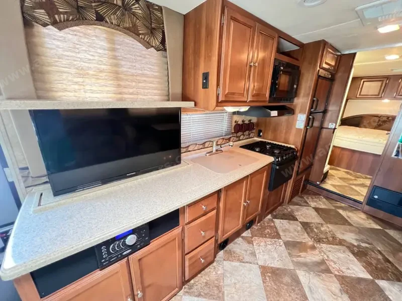 2014 Coachmen Leprechaun 319DS photo 2