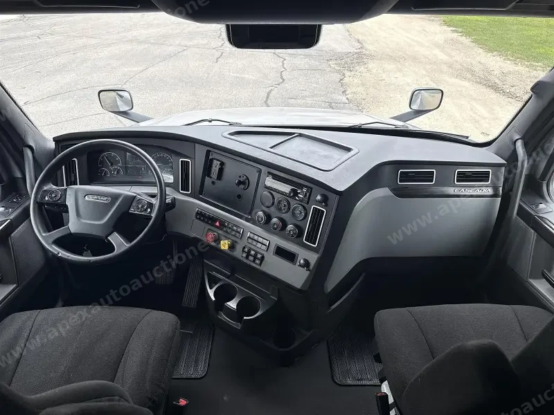2022 Freightliner Cascadia 126 - Sleeper photo 14