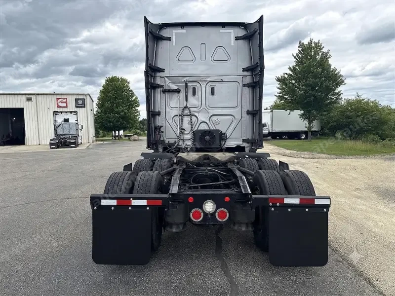 2022 Freightliner Cascadia 126 - Sleeper photo 16