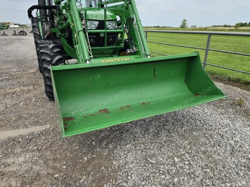 2014 John Deere 6125M photo 35