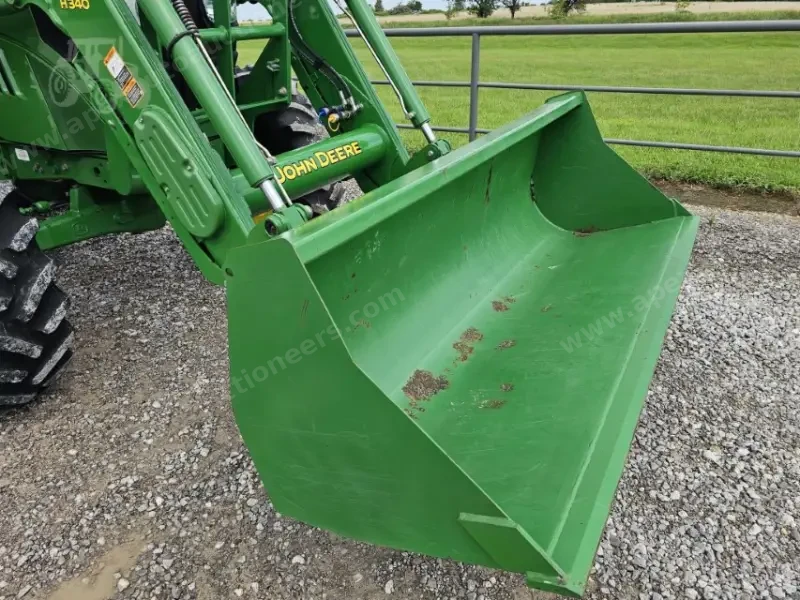 2014 John Deere 6125M photo 37