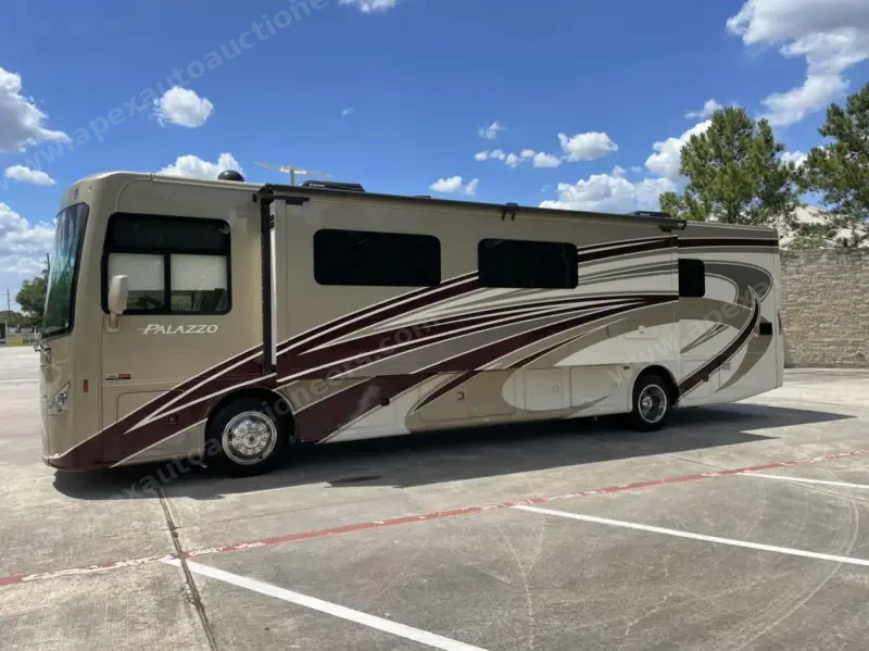 2016 Thor Motor Coach Palazzo 36.2 photo 1