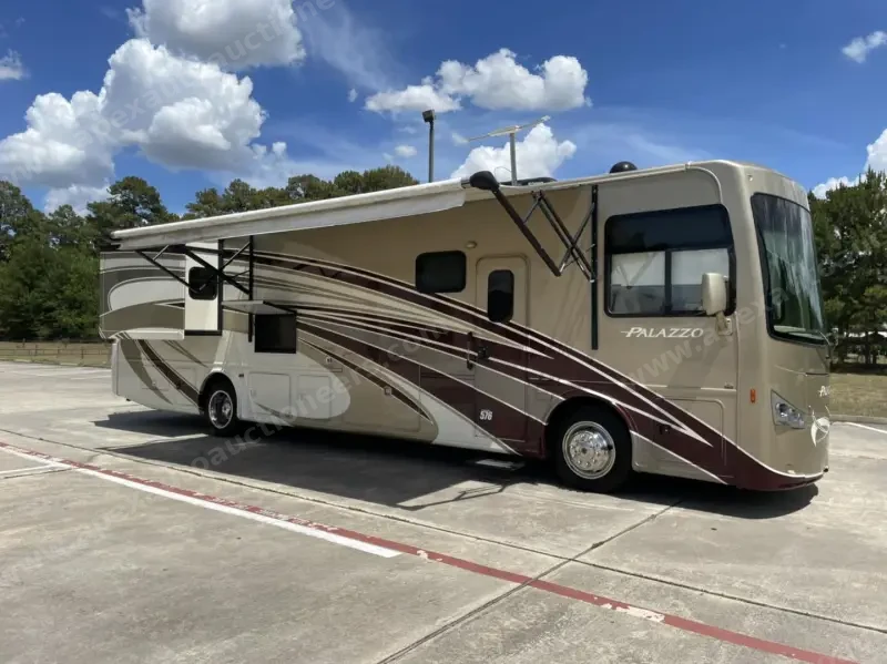 2016 Thor Motor Coach Palazzo 36.2 photo 18