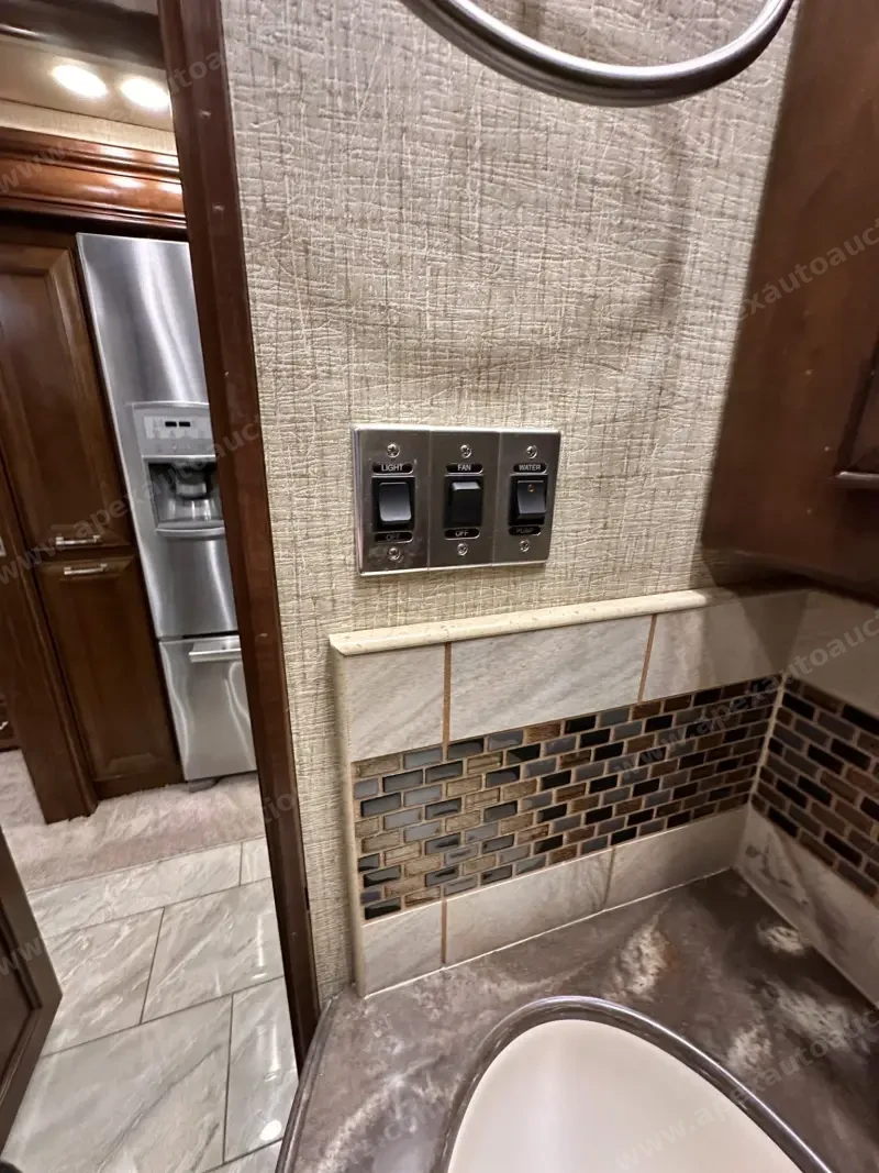 2015 American Revolution LE 42T Motorcoach photo 162