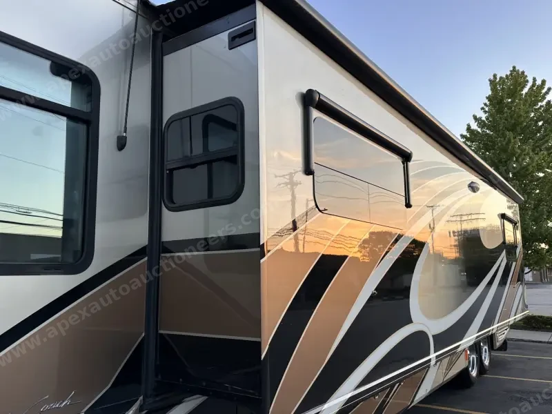 2015 American Revolution LE 42T Motorcoach photo 30