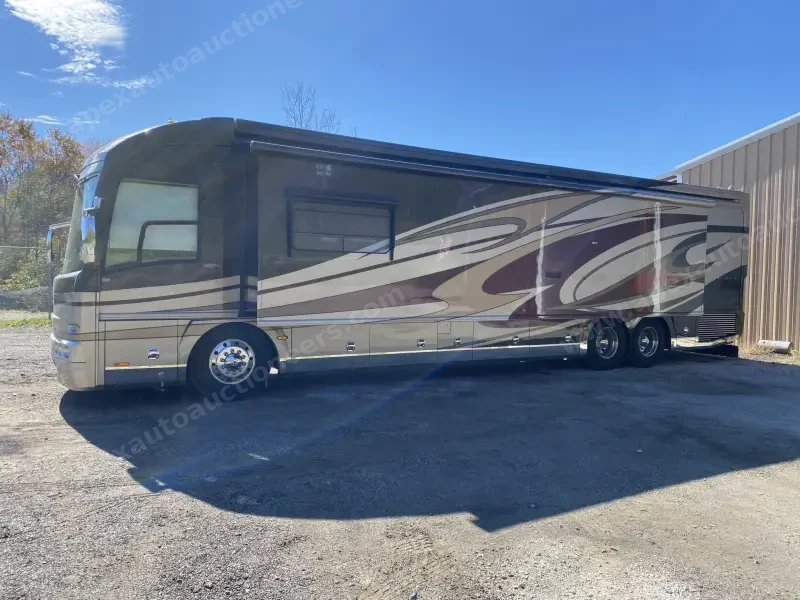 2011 American Coach Heritage 45B photo 2