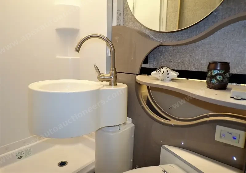 2017 Winnebago Navion 24G photo 24