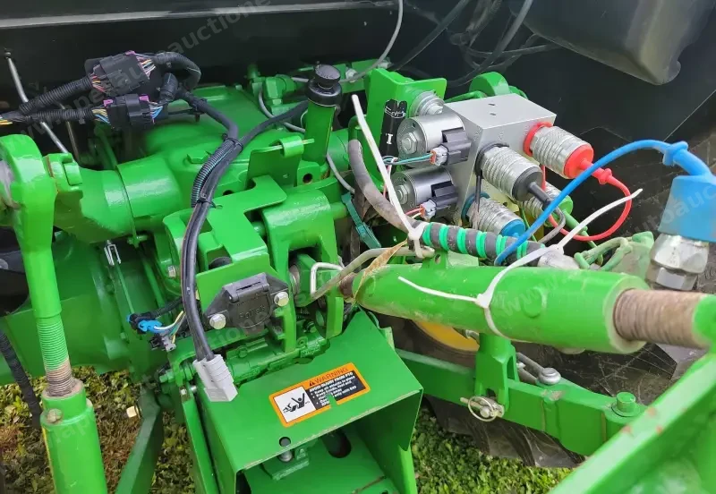 2015 John Deere 5075E photo 33