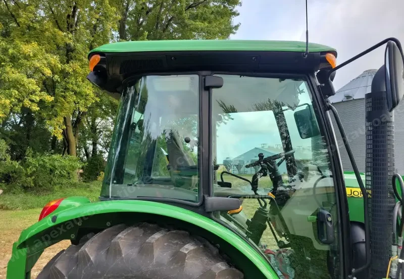 2015 John Deere 5075E photo 36