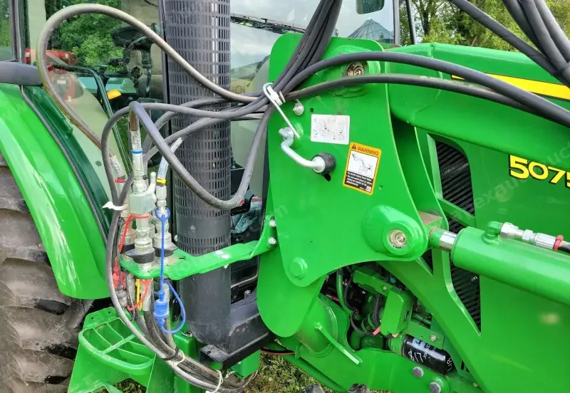 2015 John Deere 5075E photo 24