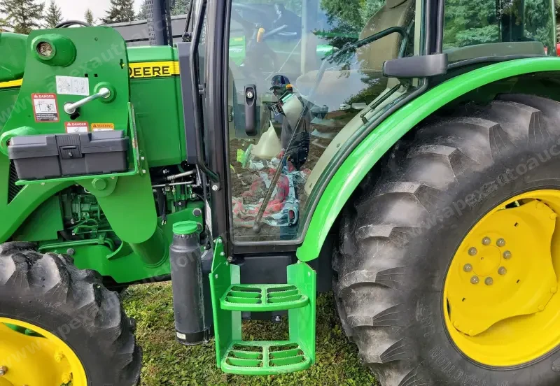 2015 John Deere 5075E photo 37