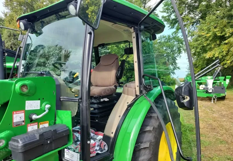 2015 John Deere 5075E photo 39