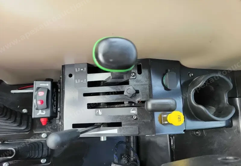2015 John Deere 5075E photo 52