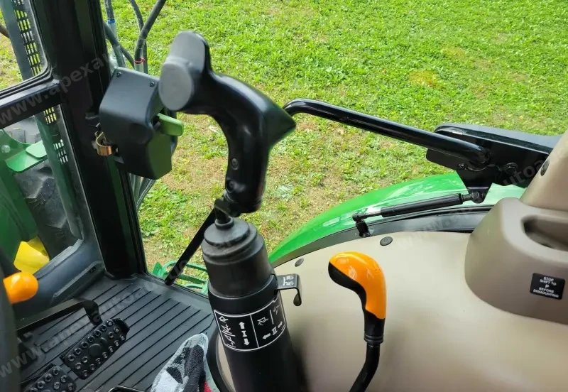 2015 John Deere 5075E photo 44