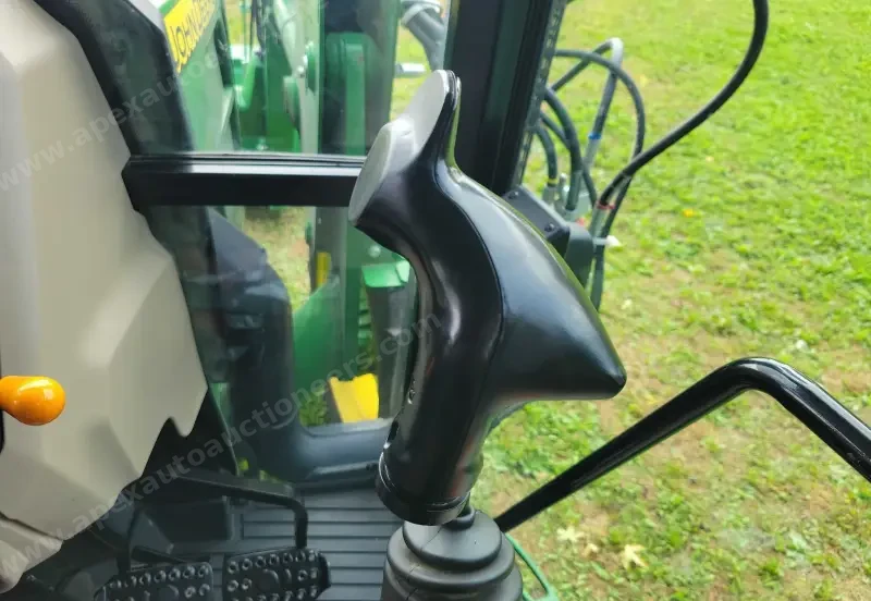 2015 John Deere 5075E photo 46