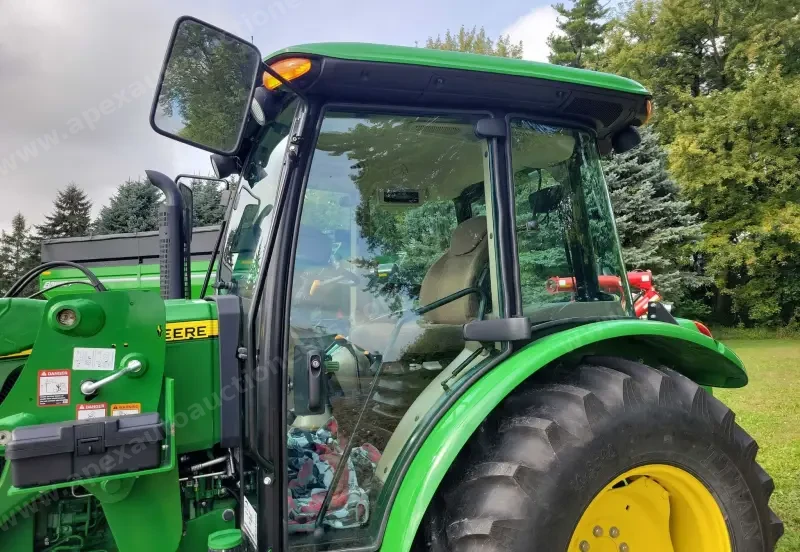 2015 John Deere 5075E photo 38