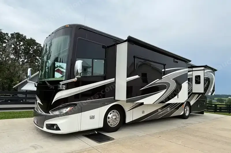 2016 Tiffin Phaeton 36GH photo 1