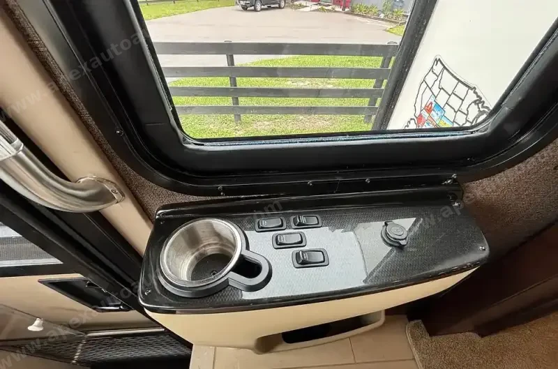2016 Tiffin Phaeton 36GH photo 91