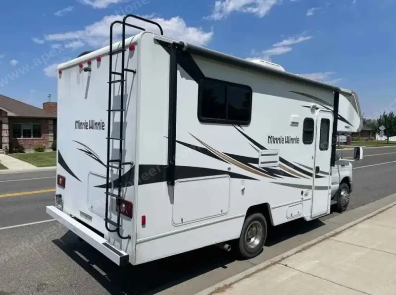 2017 Winnebago Minnie Winnie 22R photo 6