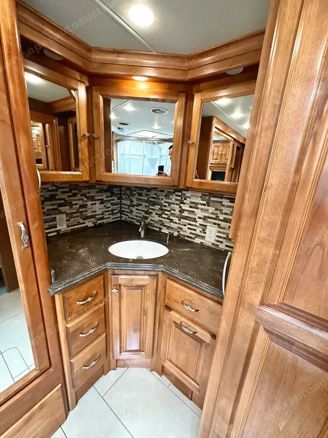 2015 Tiffin Phaeton 40QBH photo 9