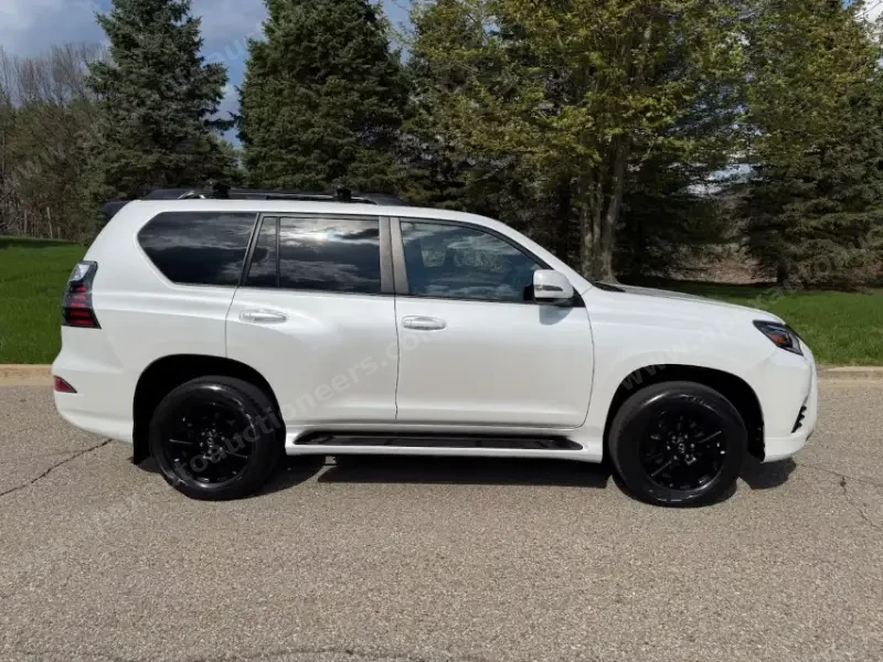 2023 Lexus GX 460 Sport photo 3